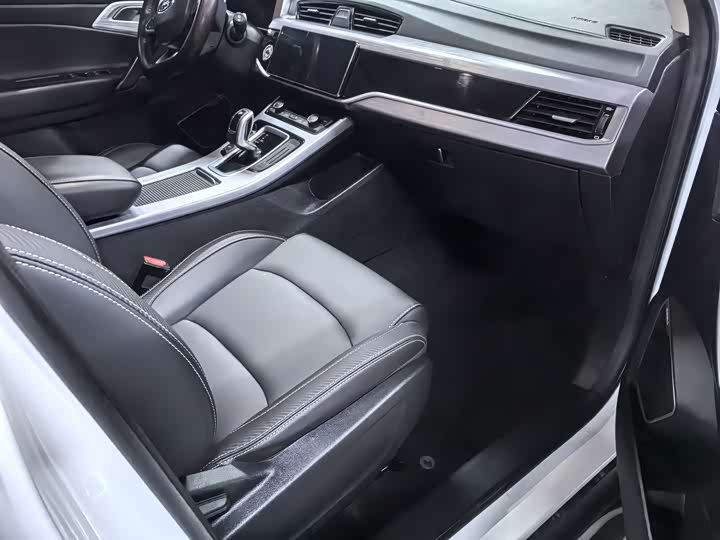 Фото 10 - Geely Atlas