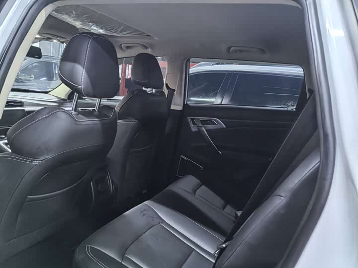 Фото 8 - Geely Atlas