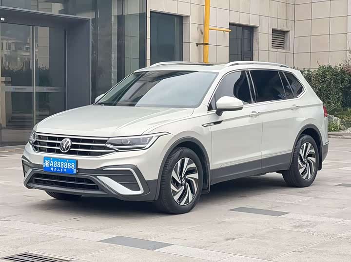 Фото 1 - Volkswagen Tiguan L Pro