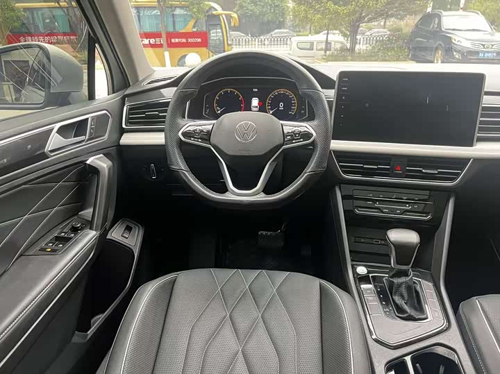 Фото 11 - Volkswagen Tiguan L Pro