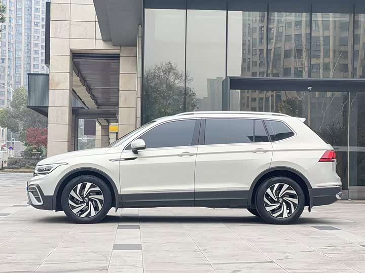 Фото 7 - Volkswagen Tiguan L Pro