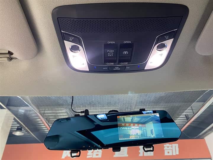 Фото 13 - Honda Vezel