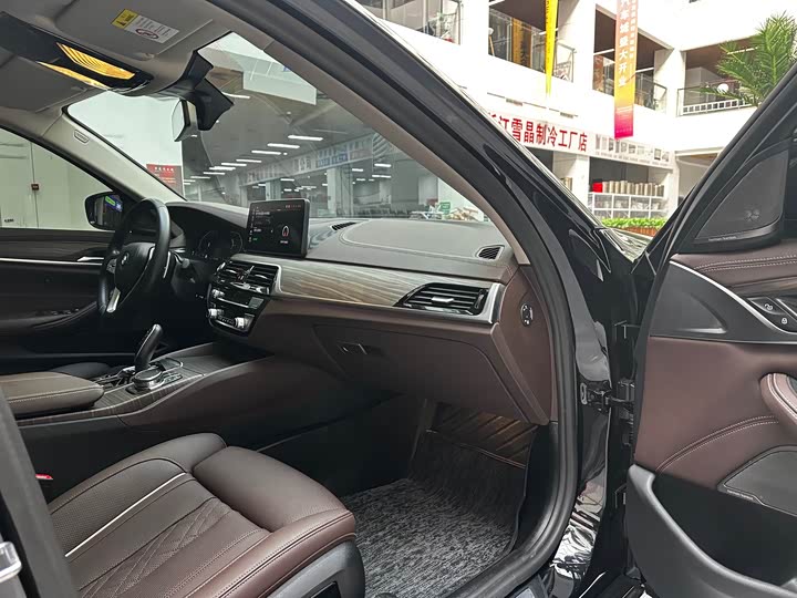 Фото 18 - BMW 5 Series