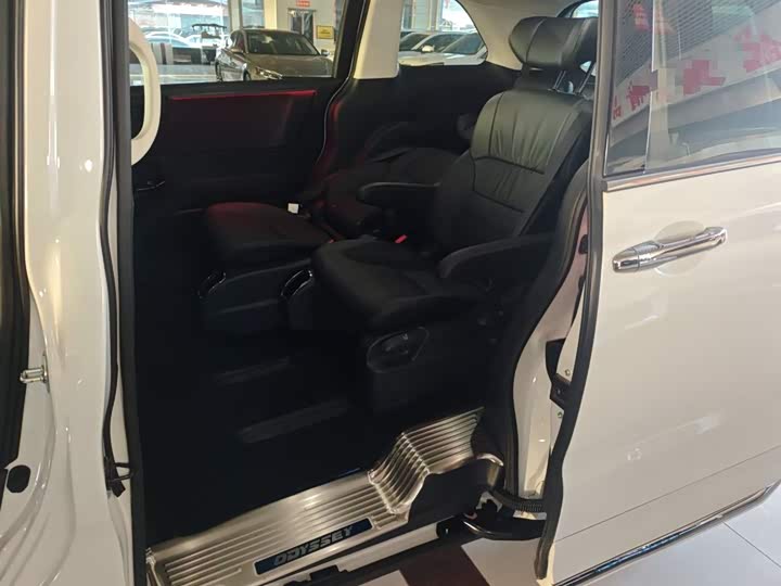 Фото 17 - Honda Odyssey