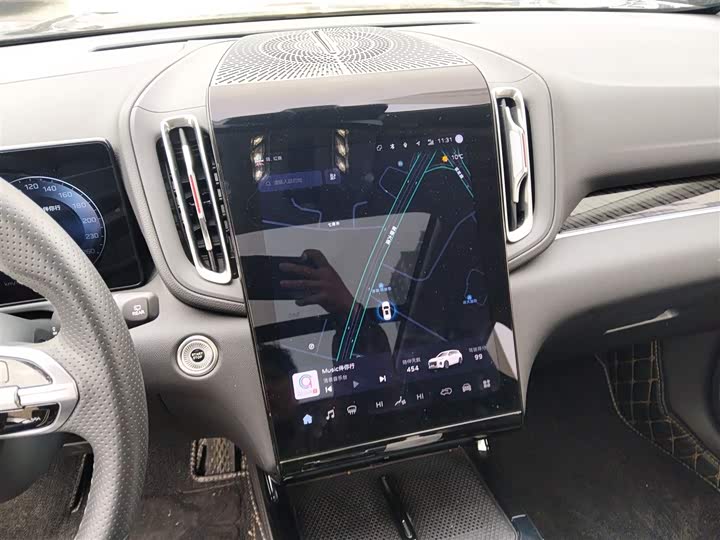 Фото 13 - Hongqi HS3 Hybrid