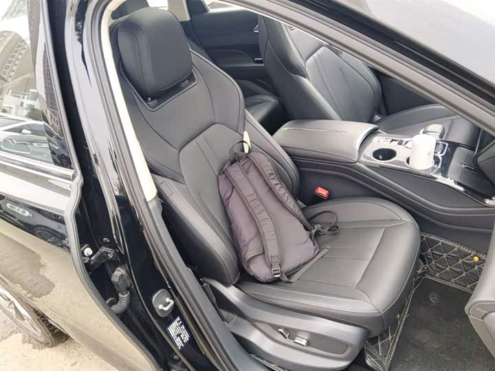 Фото 25 - Hongqi HS3 Hybrid