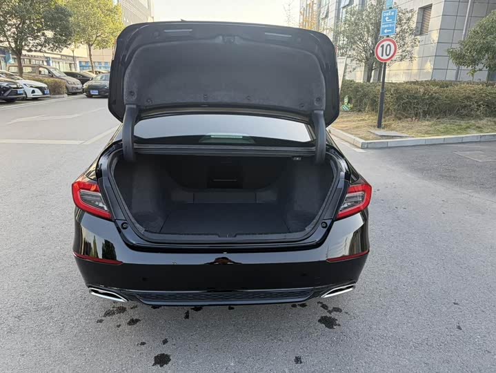 Фото 11 - Honda Accord