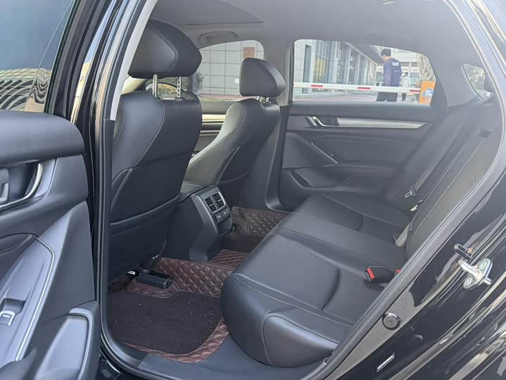 Фото 4 - Honda Accord