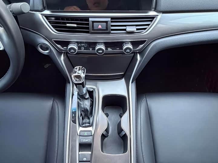 Фото 8 - Honda Accord