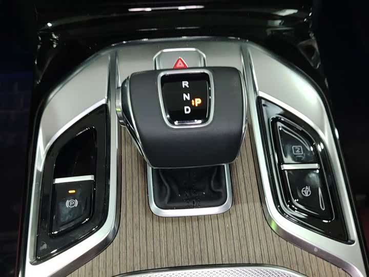 Фото 14 - Hongqi E-HS9