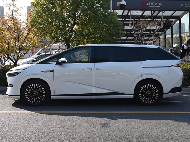 Фото 2 - XPeng X9