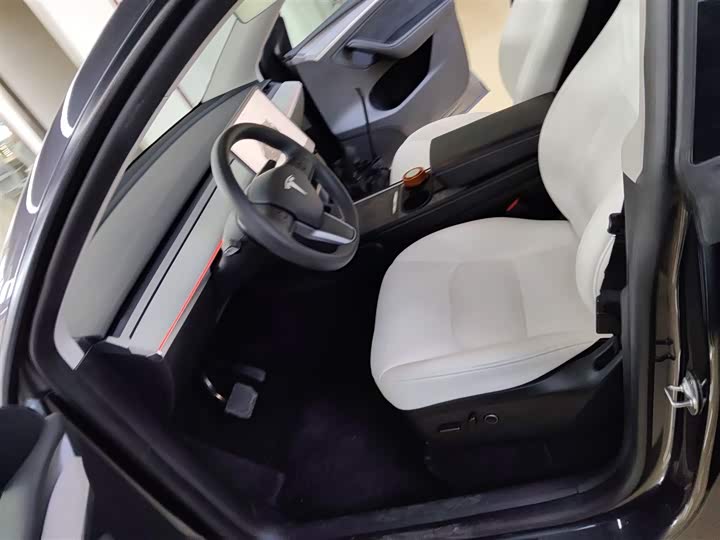 Фото 14 - Tesla Model Y