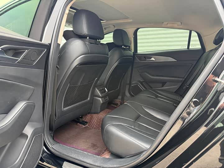 Фото 12 - Hongqi H5