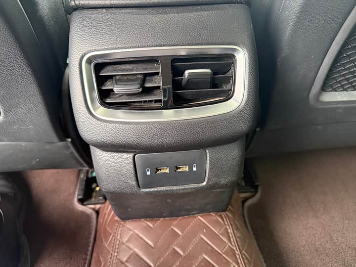 Фото 13 - Hongqi H5