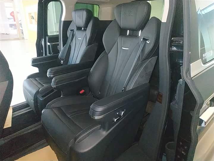 Фото 17 - Hongqi HQ9