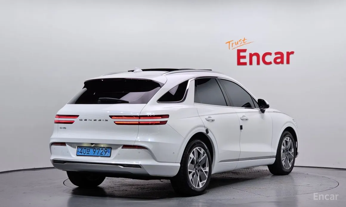 Фото 2 - Genesis GV70