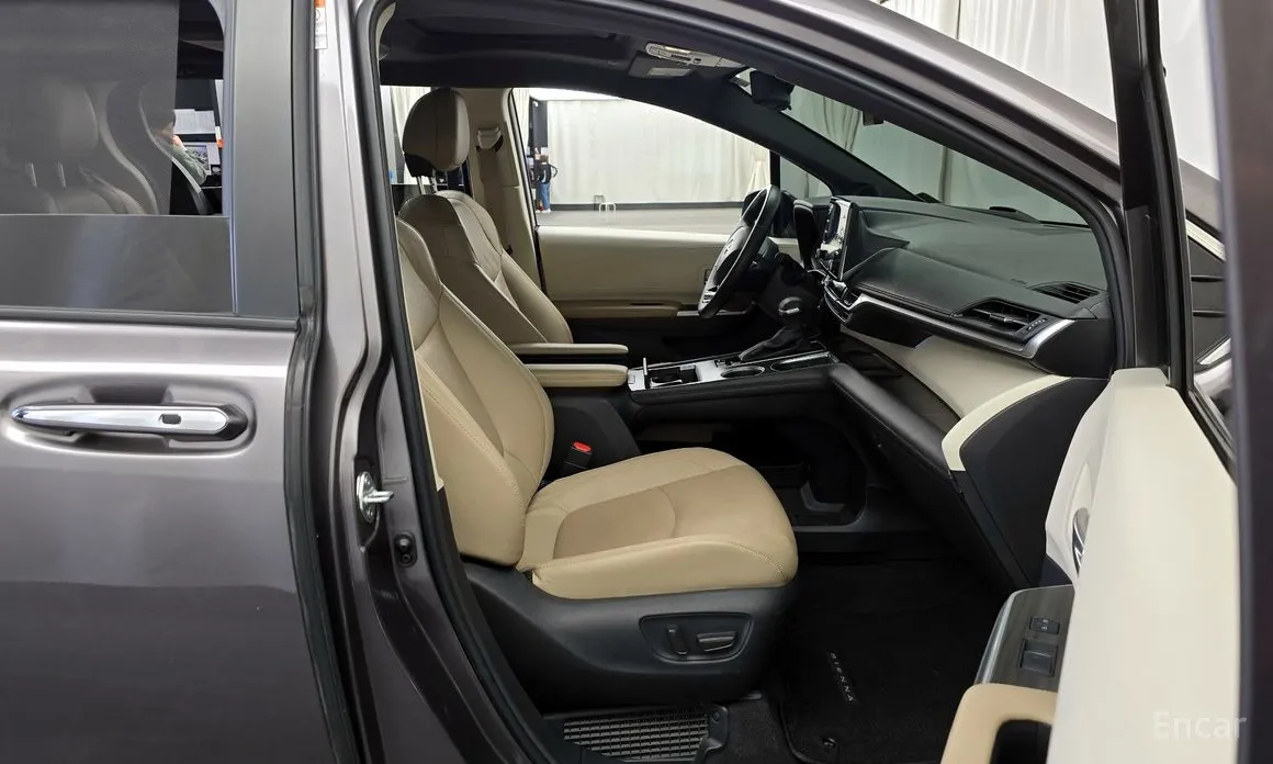 Фото 11 - Toyota Sienna