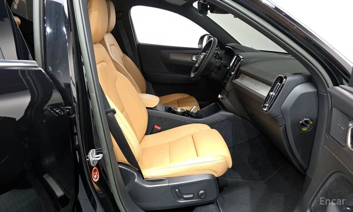 Фото 11 - Volvo XC40