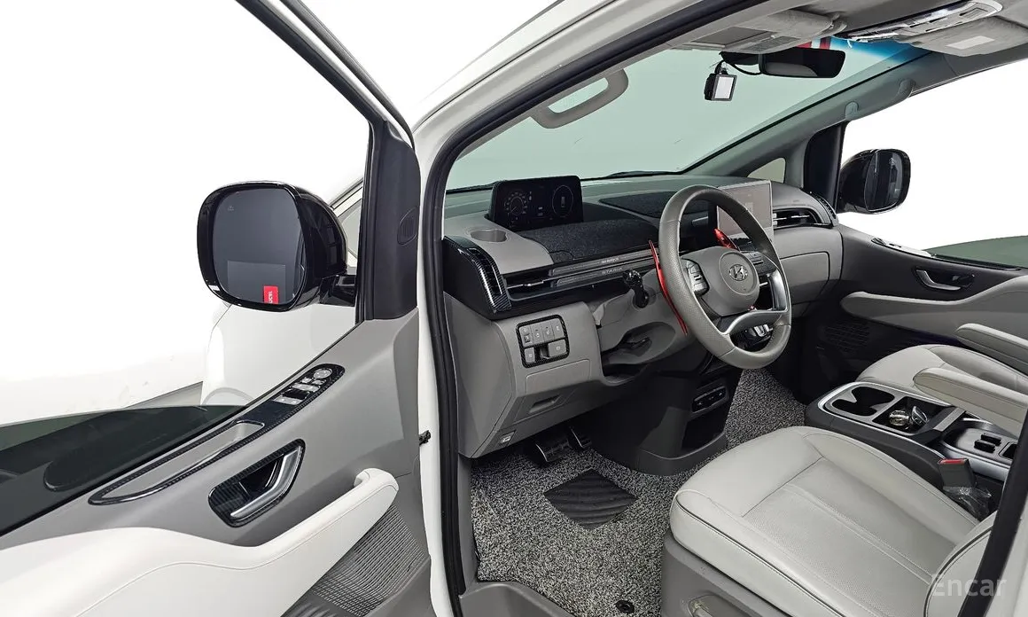 Photo 10 - Hyundai Staria