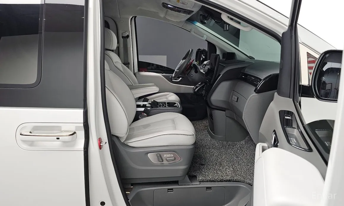 Photo 11 - Hyundai Staria