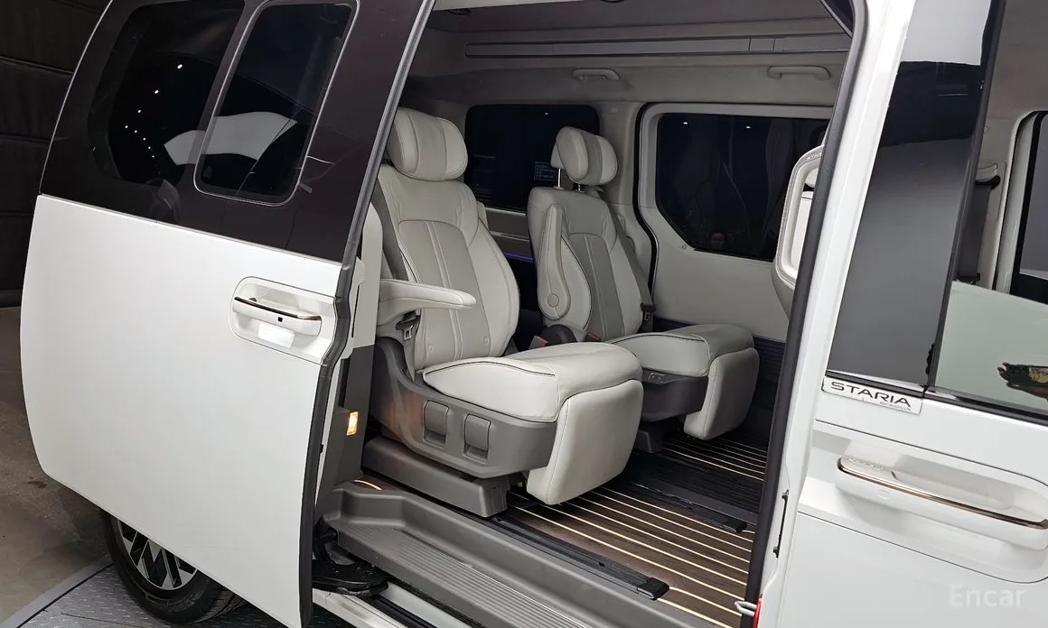 Photo 12 - Hyundai Staria