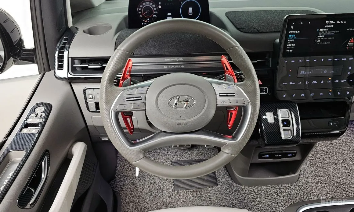 Photo 13 - Hyundai Staria