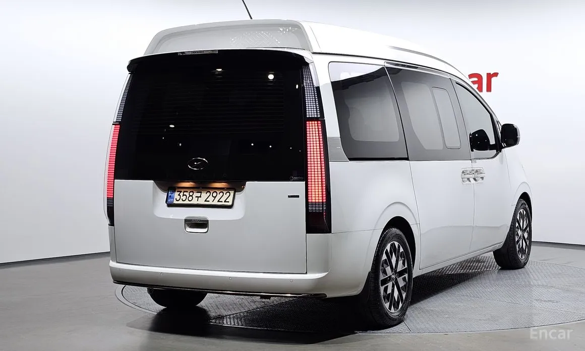 Photo 2 - Hyundai Staria