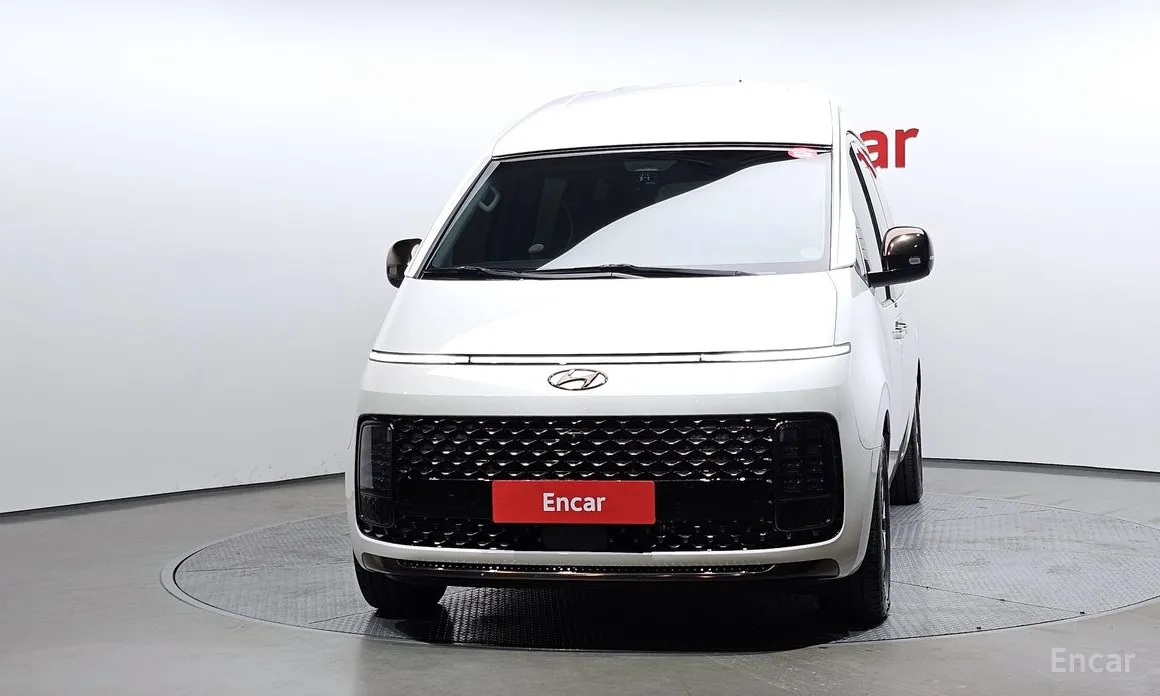 Photo 3 - Hyundai Staria