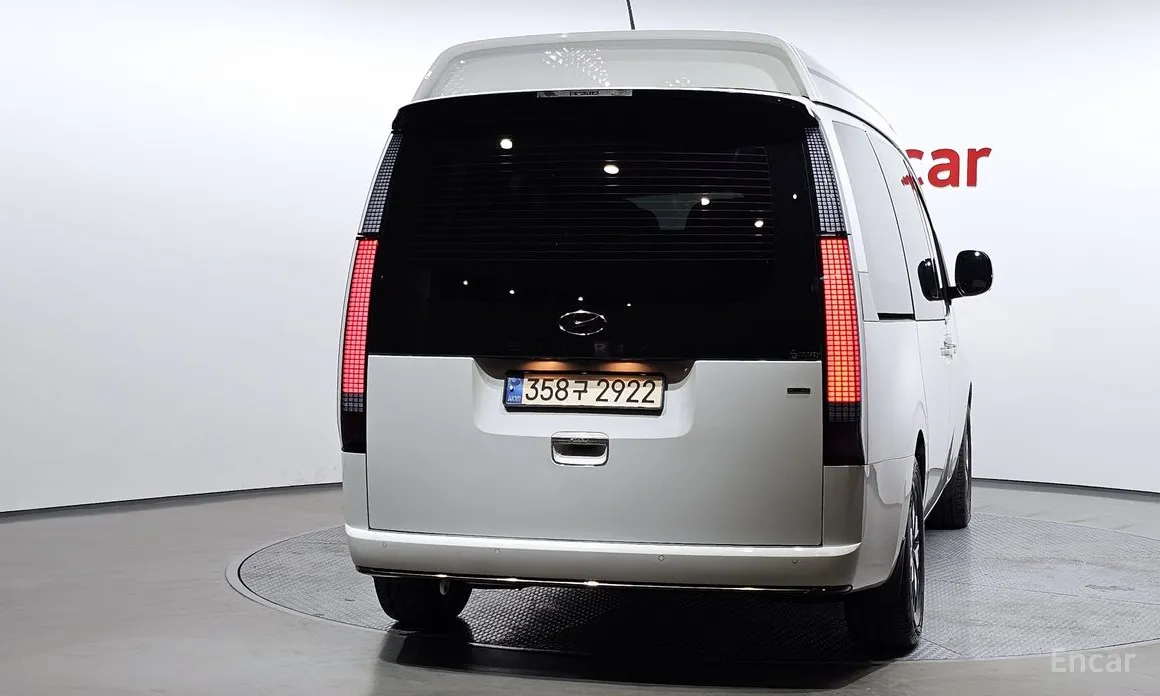 Photo 4 - Hyundai Staria