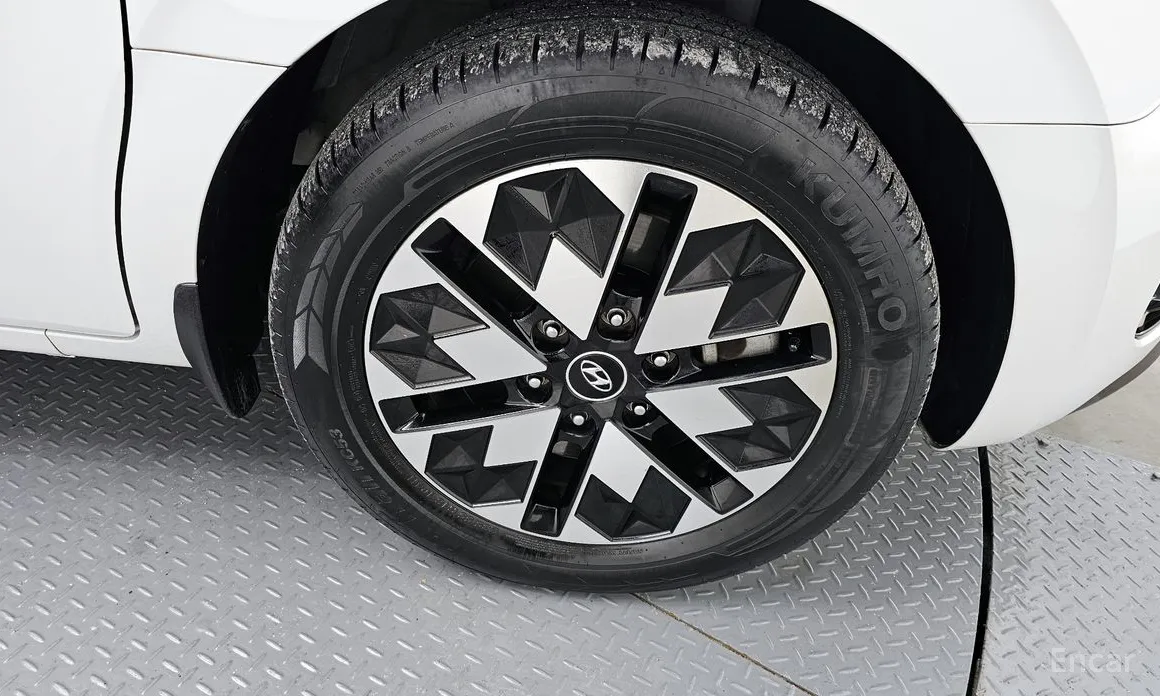 Photo 5 - Hyundai Staria