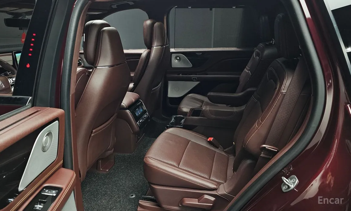 Фото 12 - Lincoln Aviator