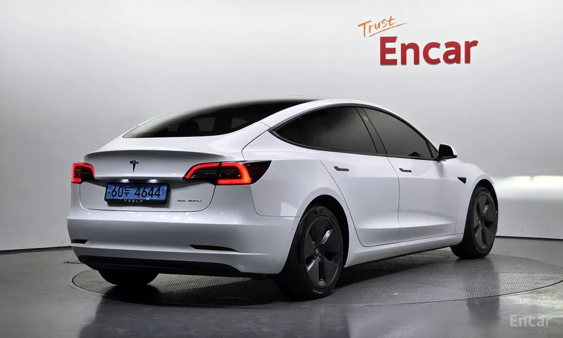 Фото 2 - Tesla Model 3