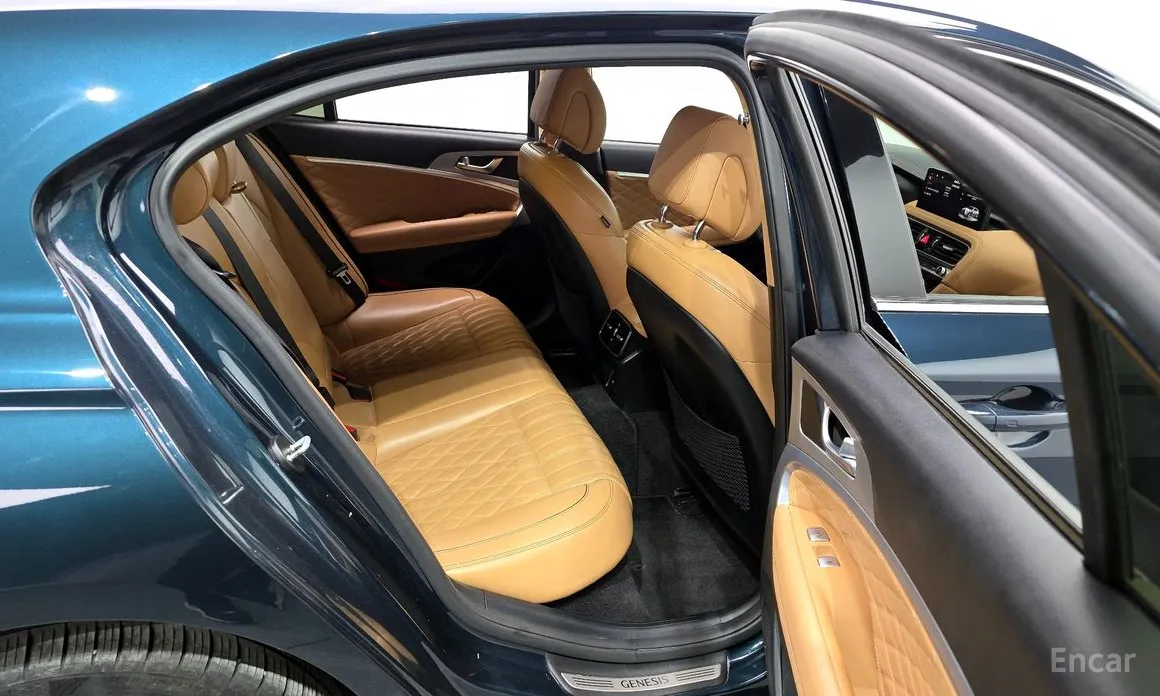 Фото 12 - Genesis G70