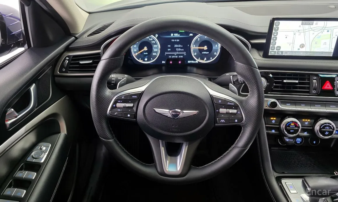 Фото 13 - Genesis G70