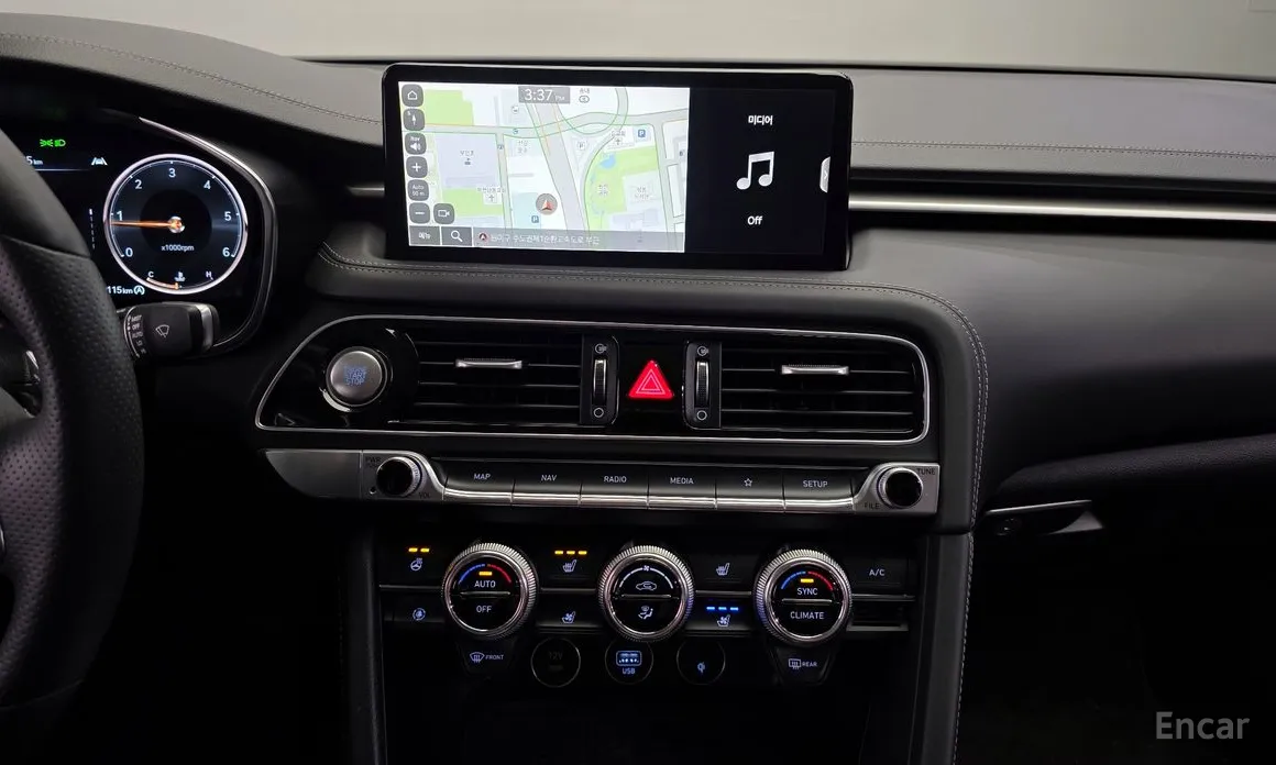 Фото 15 - Genesis G70