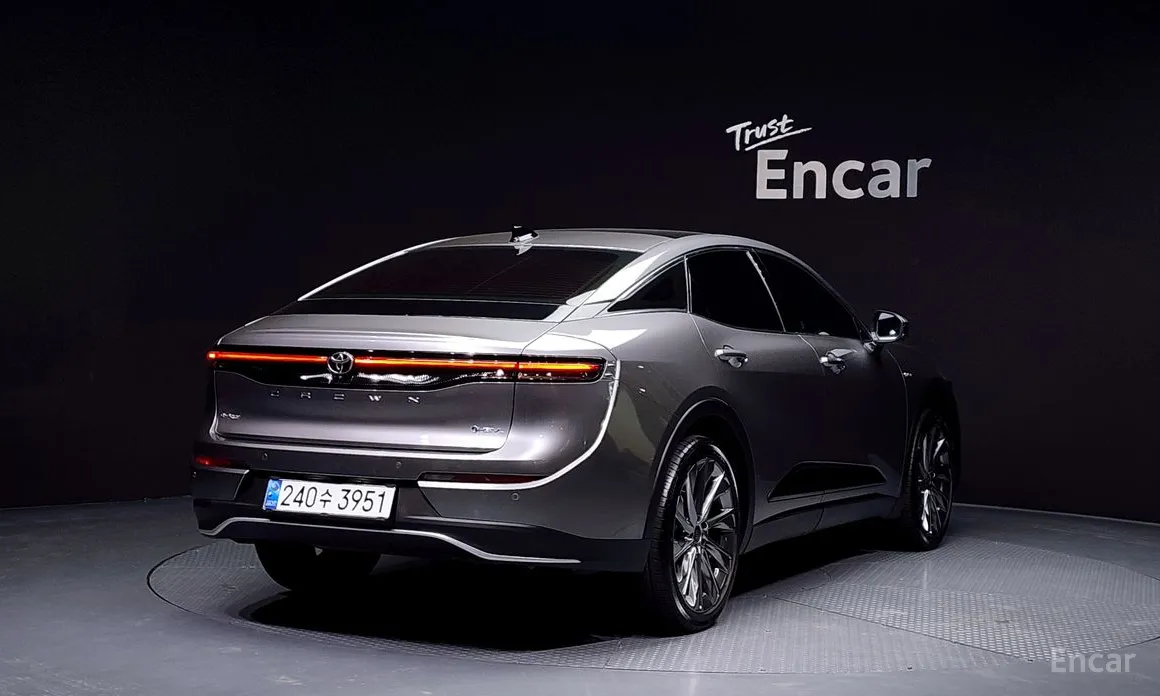 Фото 2 - Toyota Crown