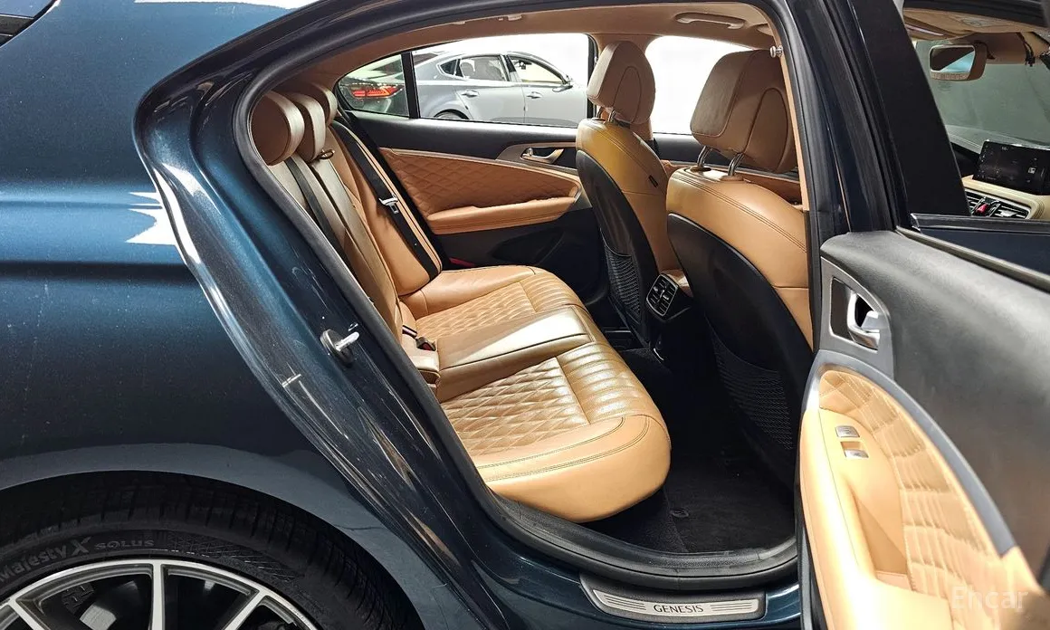 Фото 12 - Genesis G70