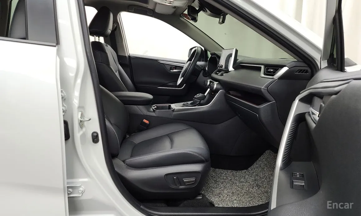 Фото 11 - Toyota RAV4