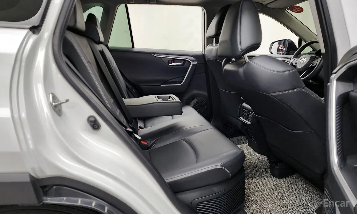 Фото 12 - Toyota RAV4