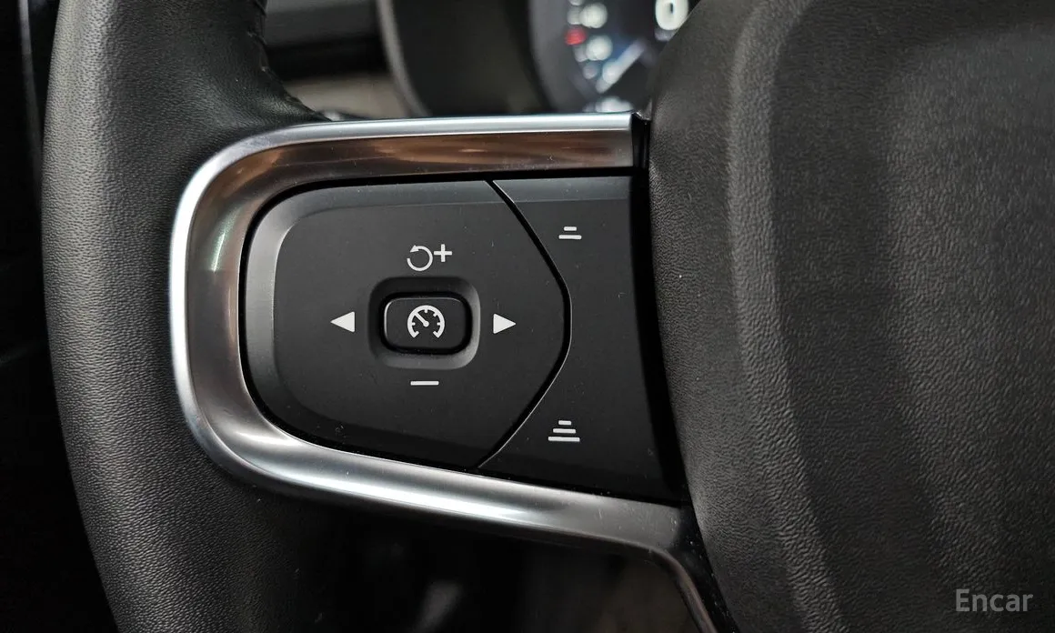 Фото 18 - Volvo XC40