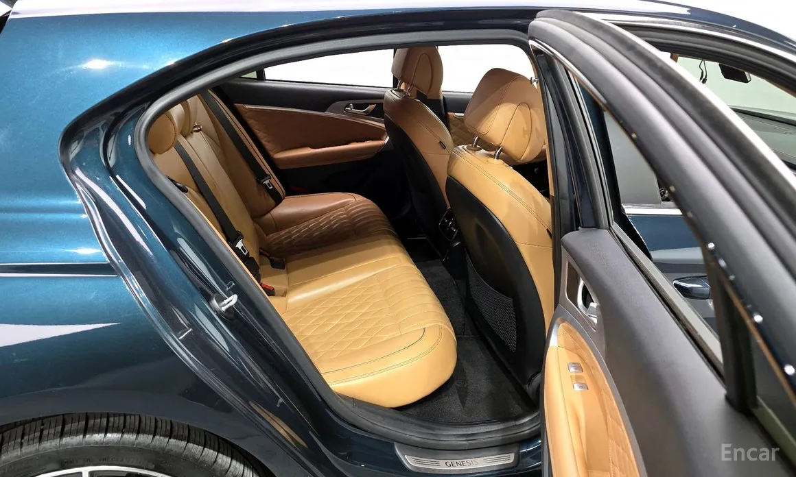 Фото 12 - Genesis G70