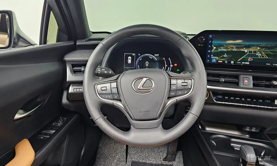 Фото 13 - Lexus UX