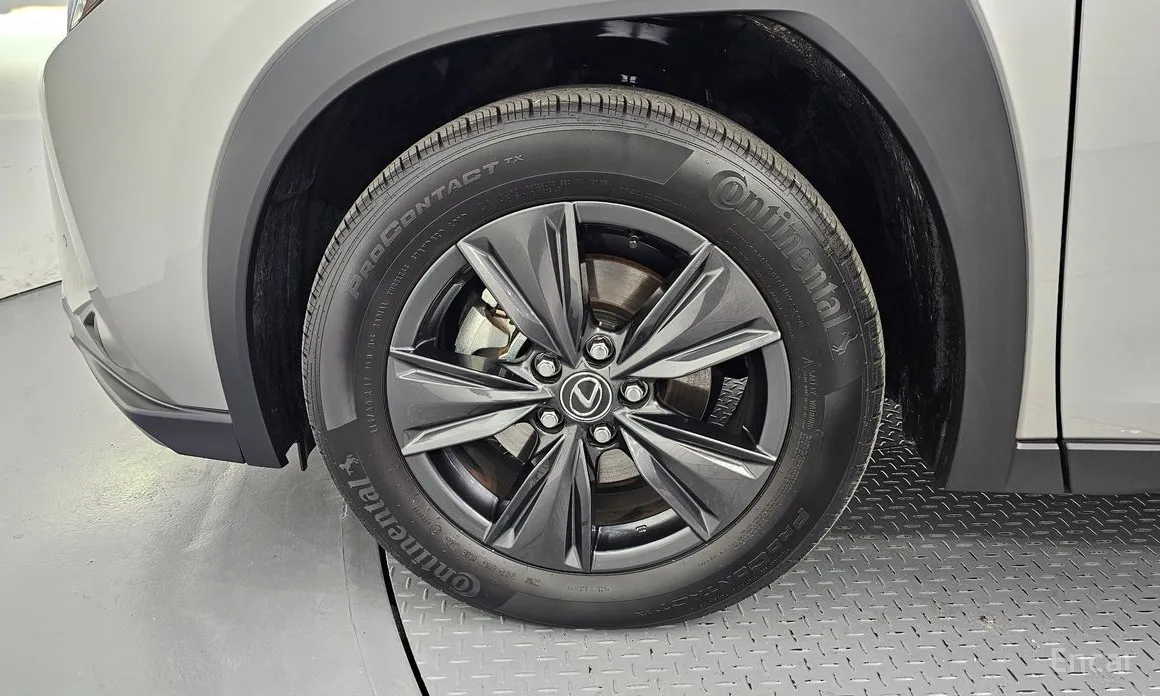 Фото 5 - Lexus UX