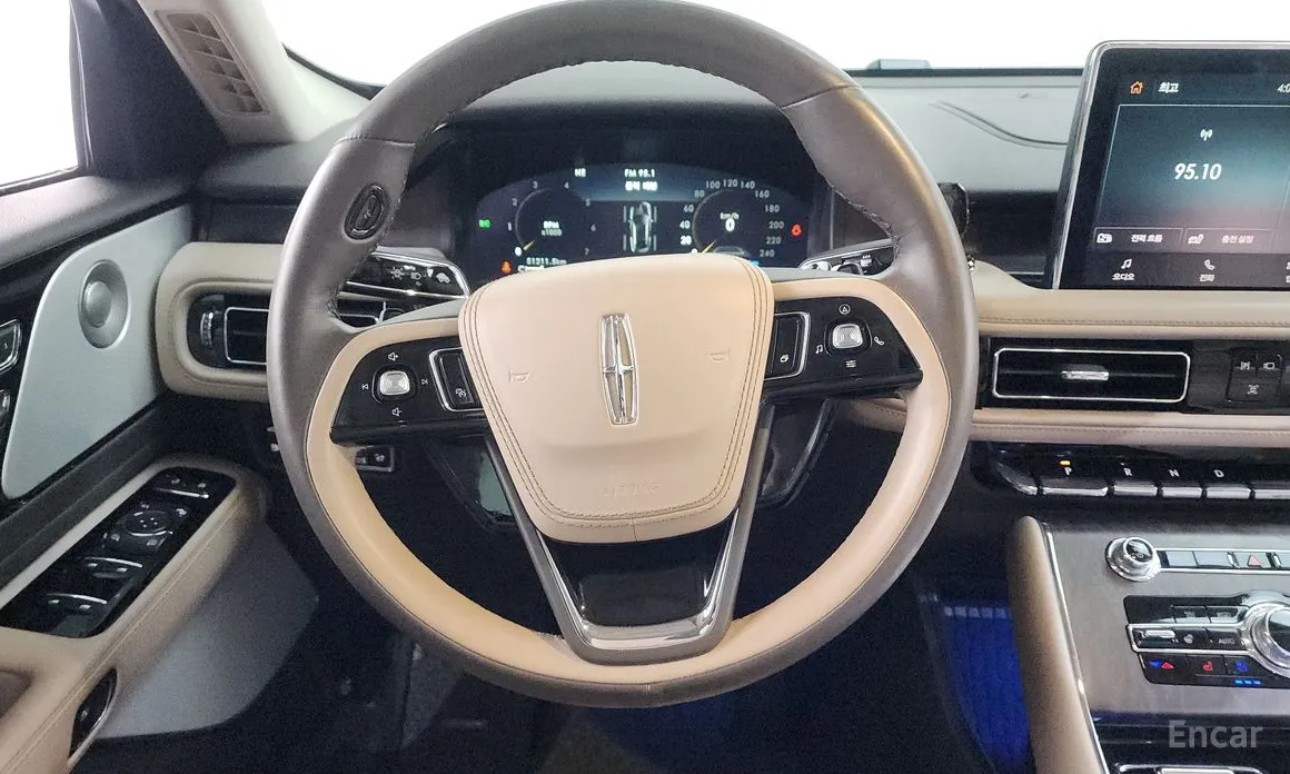 Фото 13 - Lincoln Aviator