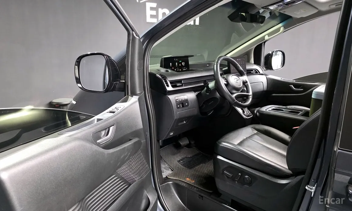 Photo 10 - Hyundai Staria