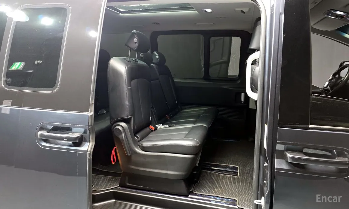 Photo 12 - Hyundai Staria