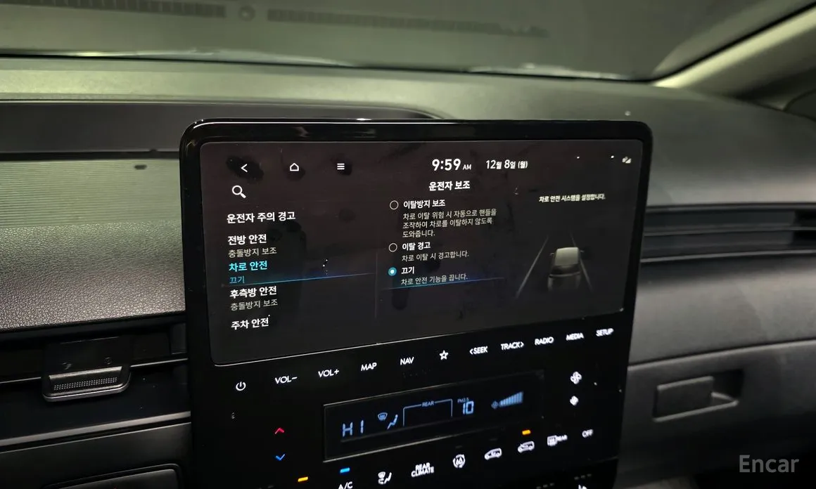 Photo 17 - Hyundai Staria