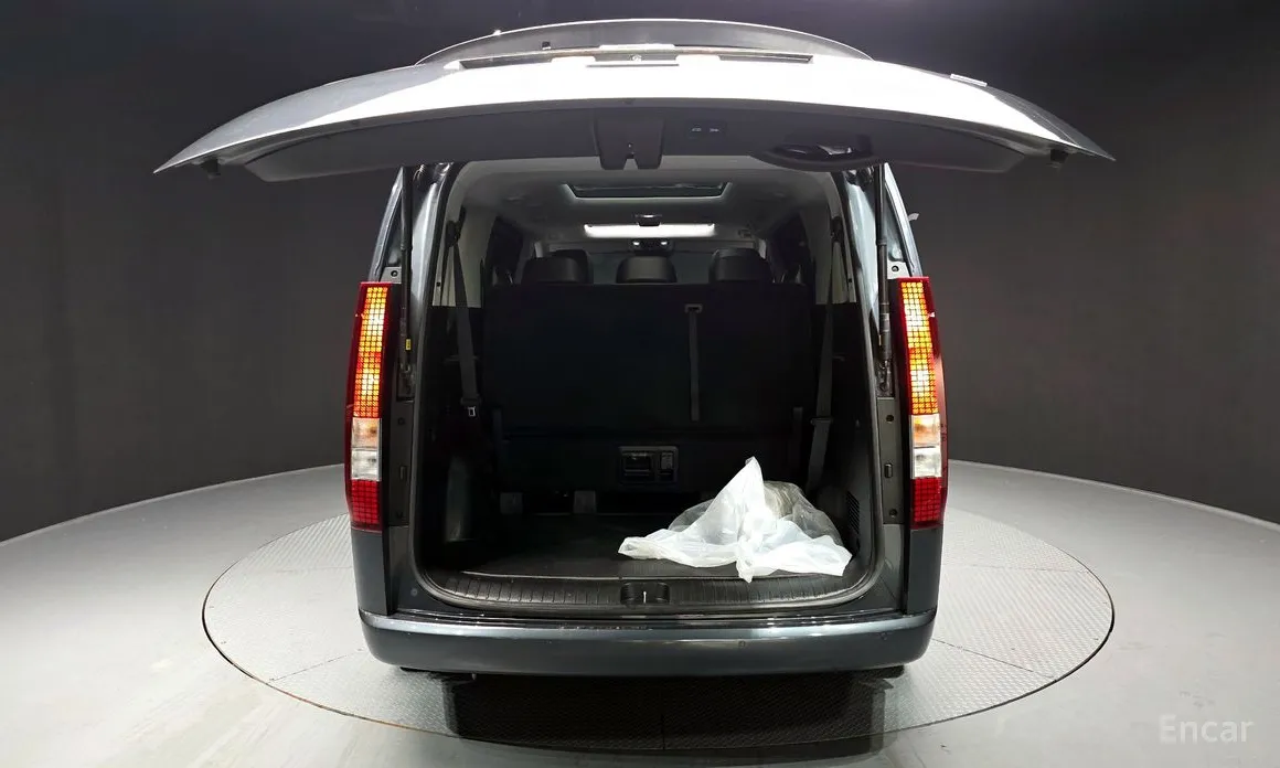 Photo 20 - Hyundai Staria