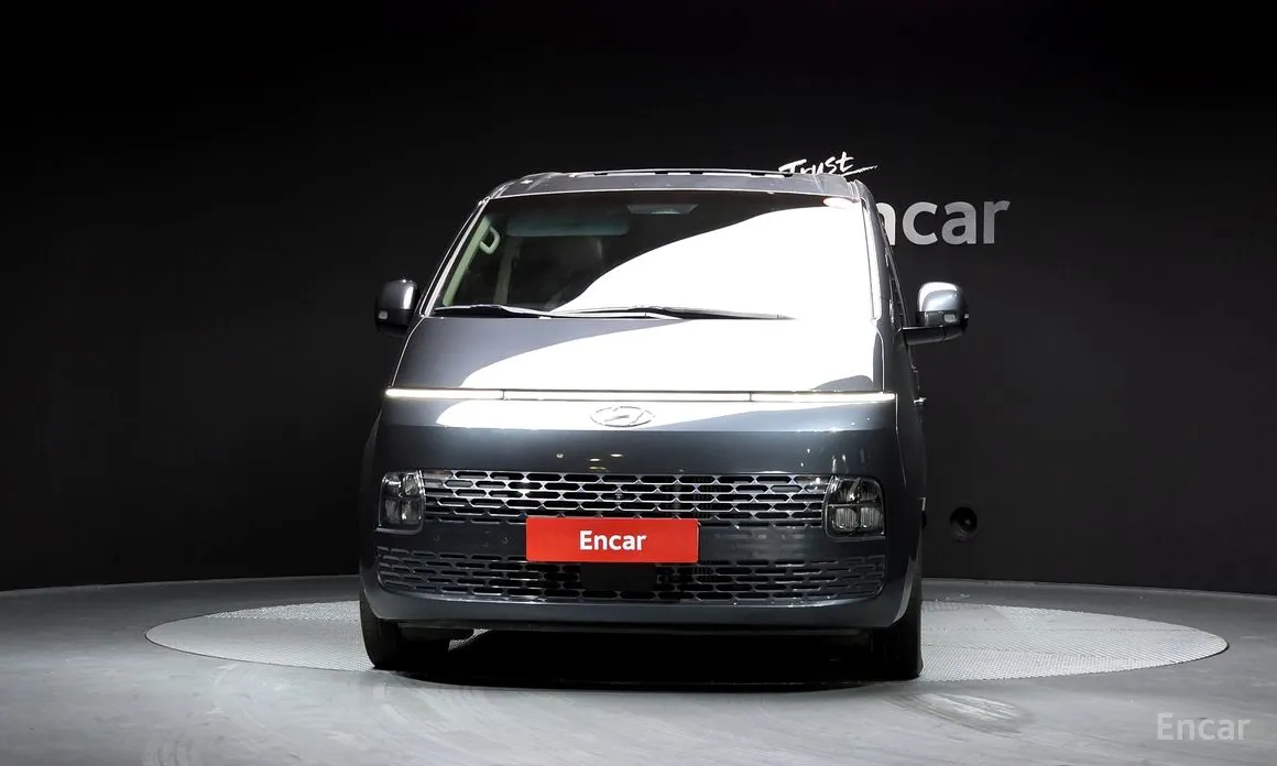 Photo 3 - Hyundai Staria