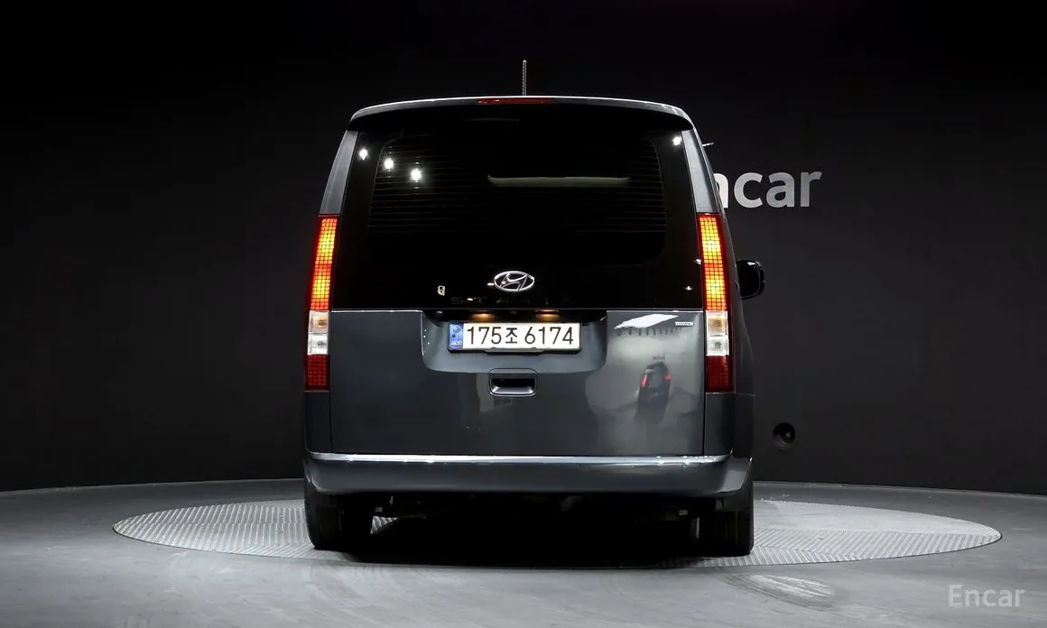 Photo 4 - Hyundai Staria